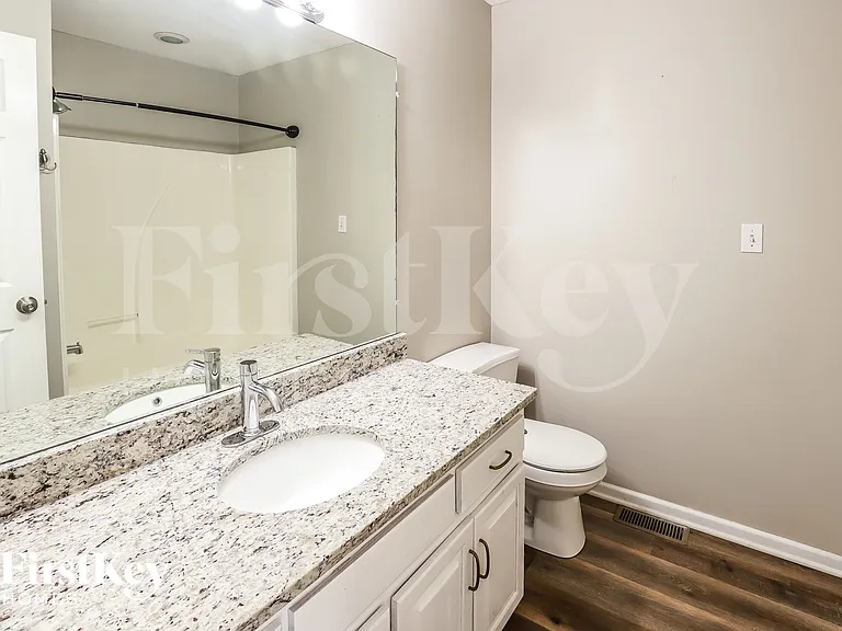 904 E Madelyn Dr — Photo 16