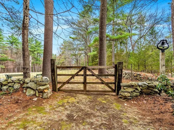 223 Pond St, Hopkinton, MA 01748
