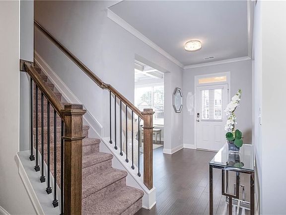 5th image of 570 Rose Hill Ct