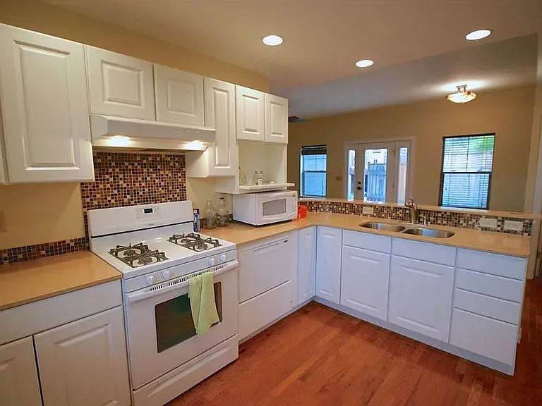 2 bed, 980 sqft, $1,750 — Photo 2