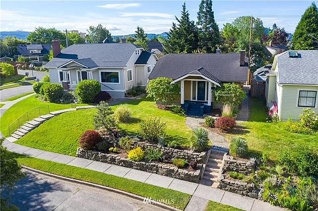 House with terraced small yard