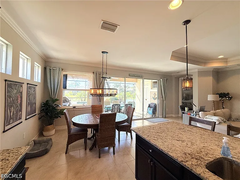 3920 King Edwards St — Photo 8