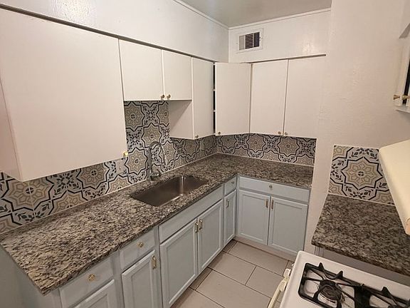 4th image of 2706 Reagan St APT 205