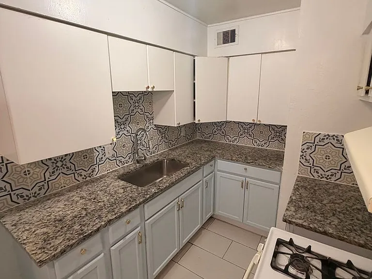 Alpine House Condominiums — Photo 31