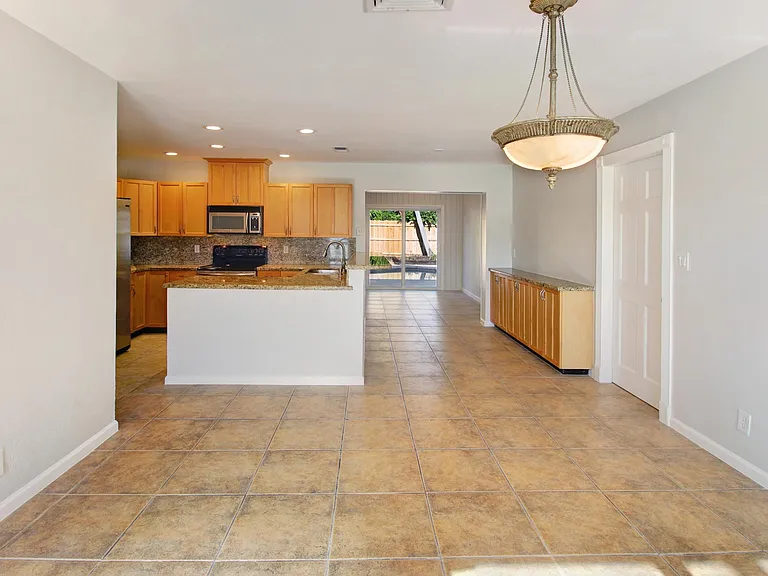 2751 NE 2nd Ct — Photo 6