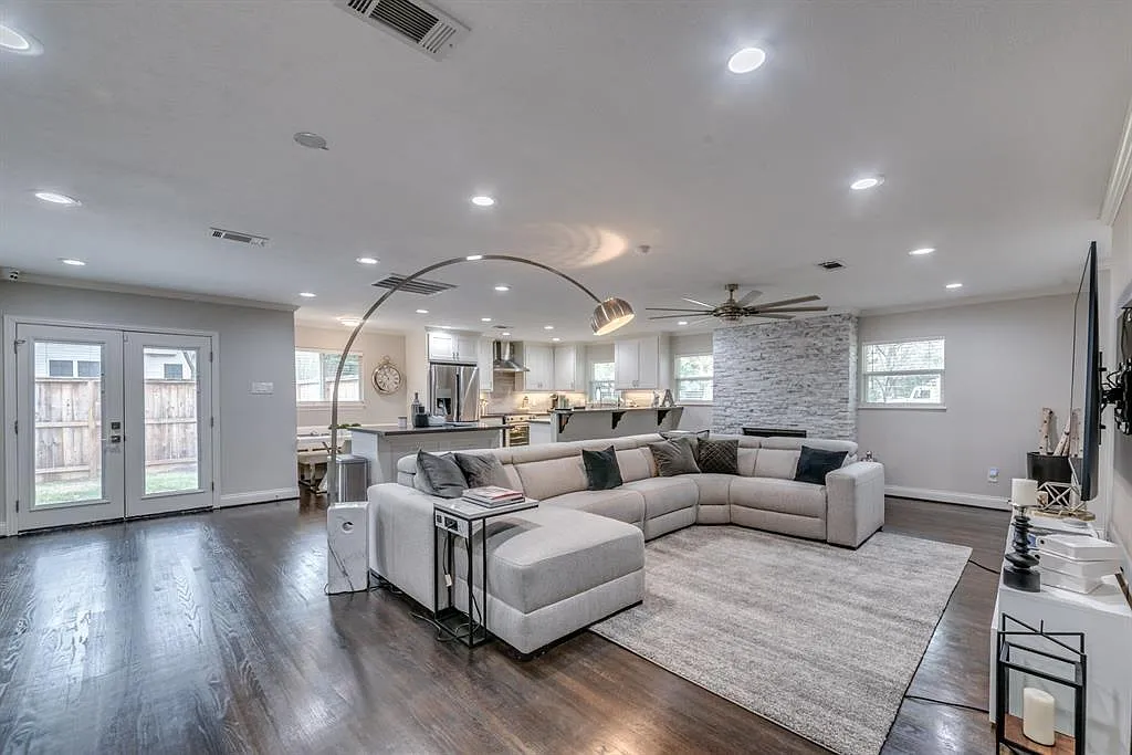 3 bed, 2.5 bath, 2332 sqft, $3,800 — Photo 1