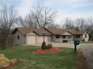 1910 Oak Trail Dr, Camanche, IA 52730