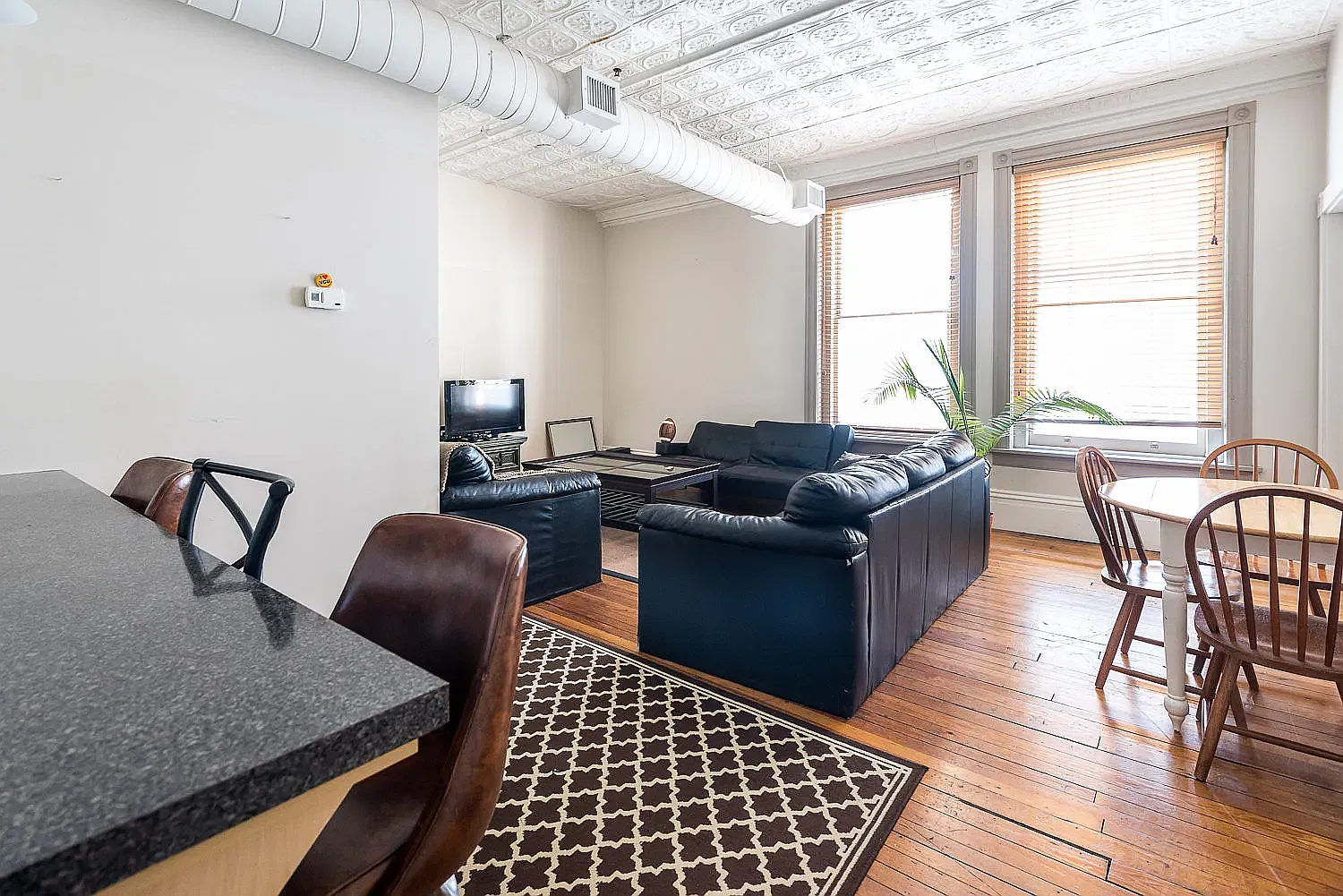 121 W Broad St — Photo 1