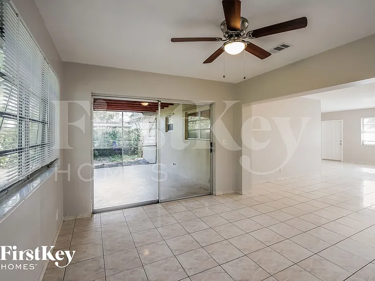 621 SW 69th Ter — Photo 5