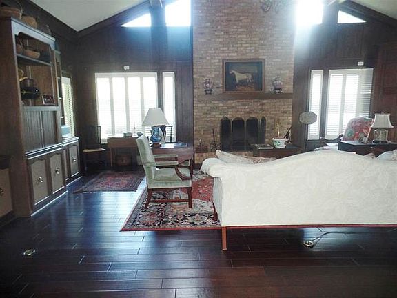 3rd image of 916 Crestwood Dr