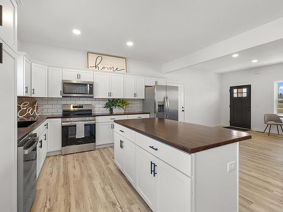 4th image of 118 Forest St