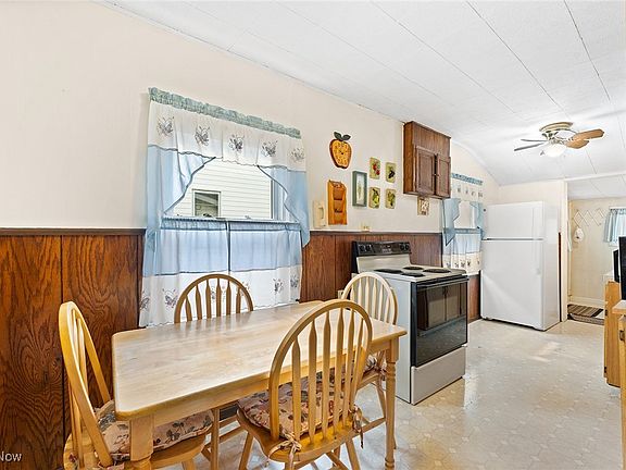 3rd image of 28 Ledgewood Dr
