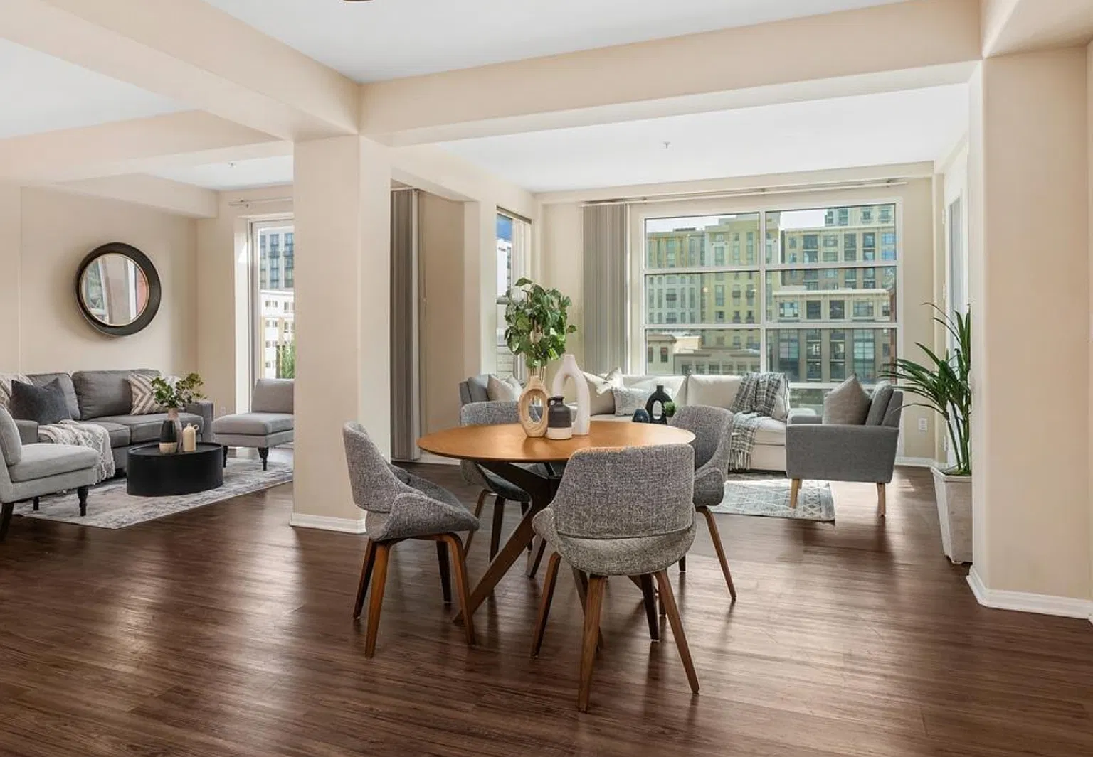 Fantastic Penthouse Unit Downtown Marina District — Photo 2