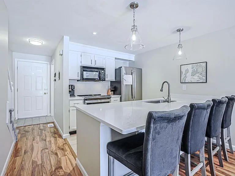 35 Montrose Dr — Photo 8