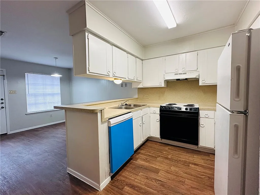 2 bed, 2.0 bath, 1976 sqft, $1,350 — Photo 3
