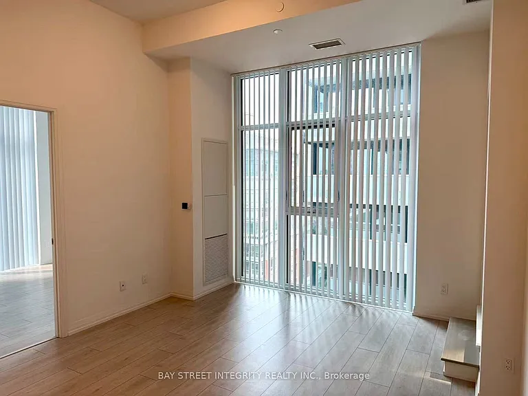 400 King St W #922 — Photo 10