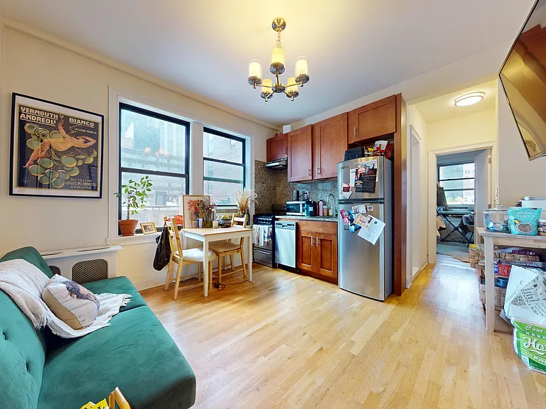 245 W 51st St #602 — Photo 1