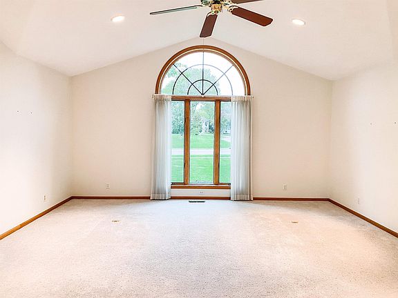 4th image of 4036 Park View Dr