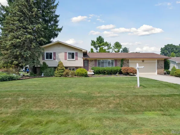 37582 Whitney Dr, Wayne, MI 48184