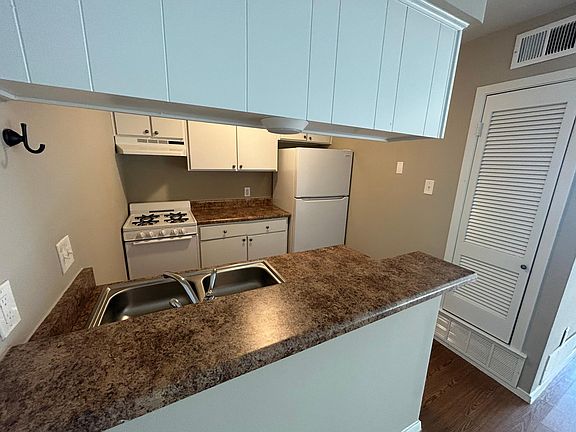3rd image of 1611 W 39th 1/2 St APT 205