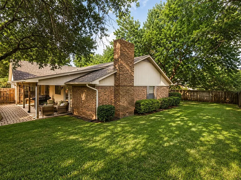 2928 Harvest Hill Dr — Photo 2