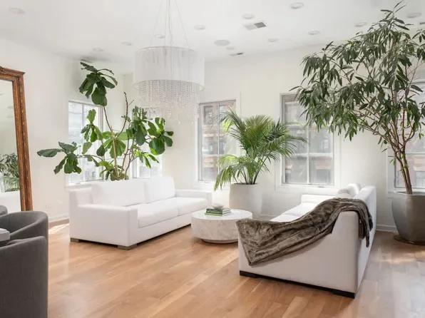 22 E Elm St, Chicago, IL