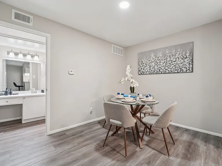Windsor Manor — Photo 10