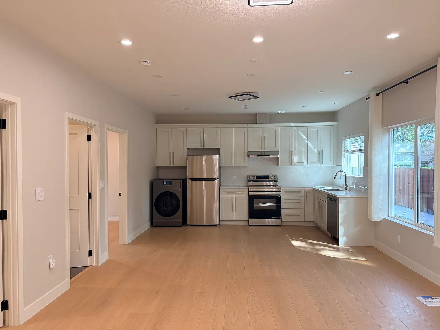2 bed, 820 sqft, $4,150 — Photo 3
