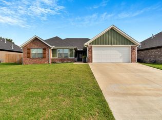 942 Petit Jean St, Prairie Grove, AR 72753