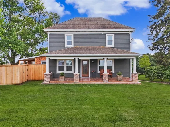 660 N 3000 East Rd, Strawn, IL 61775