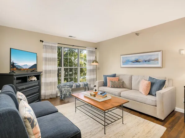 6048 Chasewood Pkwy APT 103, Minnetonka, MN 55343