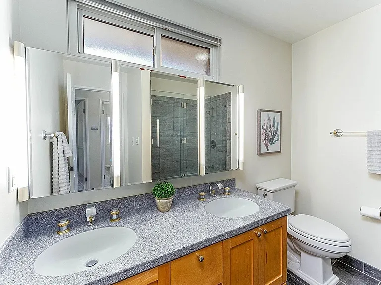 7684 Surrey Ln — Photo 9
