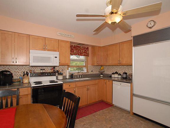 3rd image of 3227 W Lakefield Dr