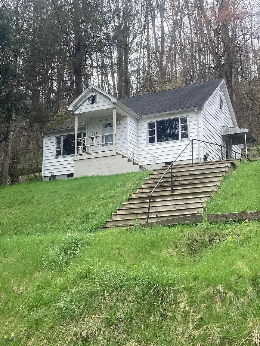 248 Arnold St photo 1