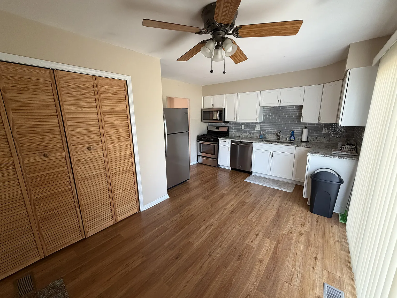 3 bed, 1050 sqft, $2,300 — Photo 4