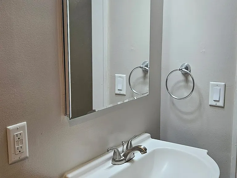228 Williams Ave — Photo 5
