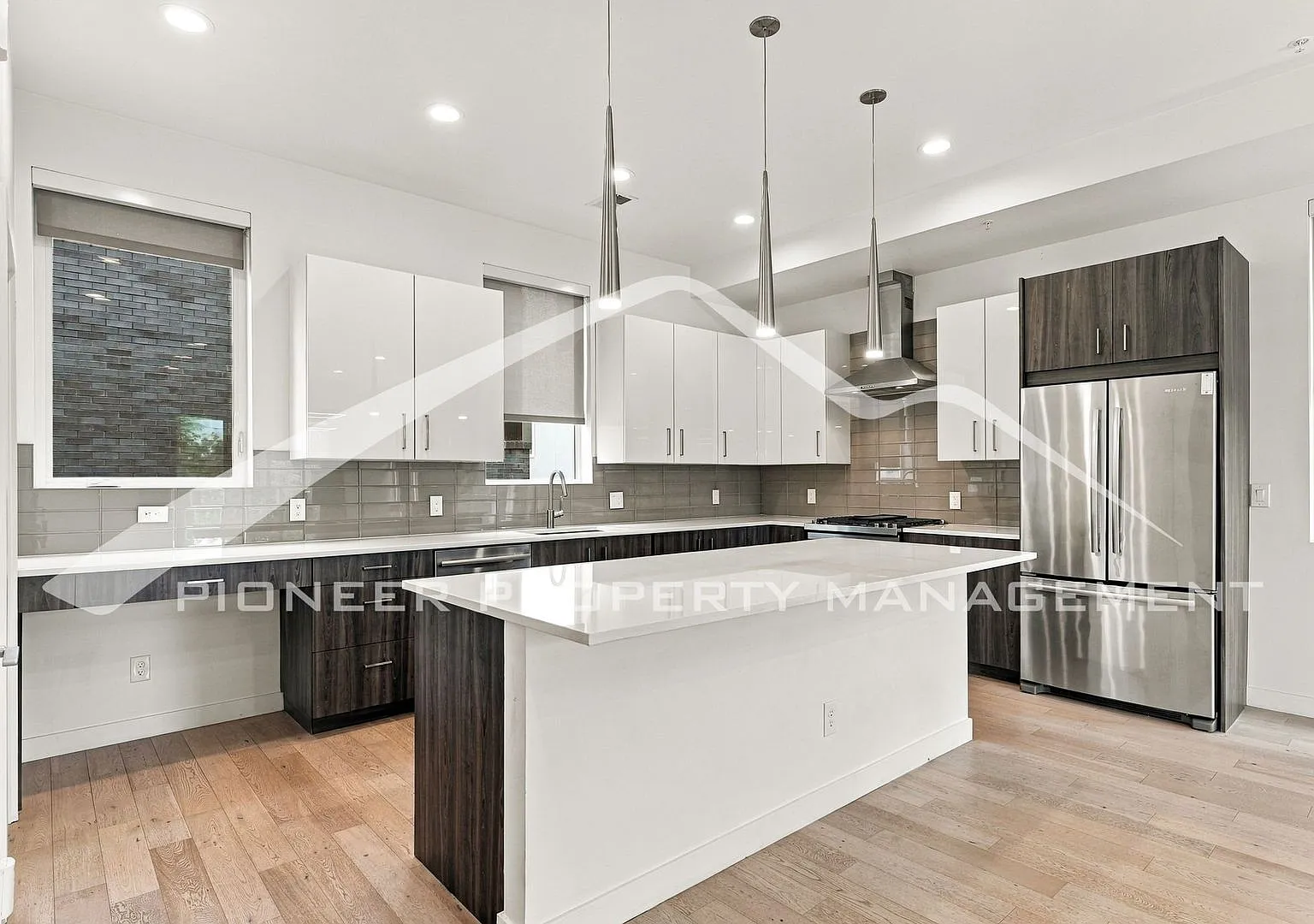 Stunning Townhome with Central AC and Washer/Dryer — Photo 2