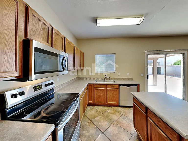 13240 W Watson Ln — Photo 3