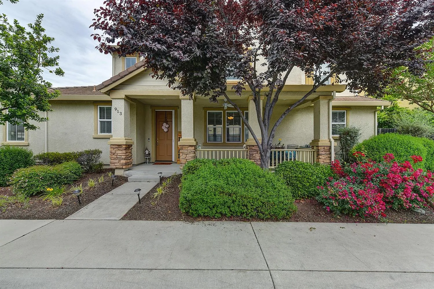 913 Courtyards Loop photo 1