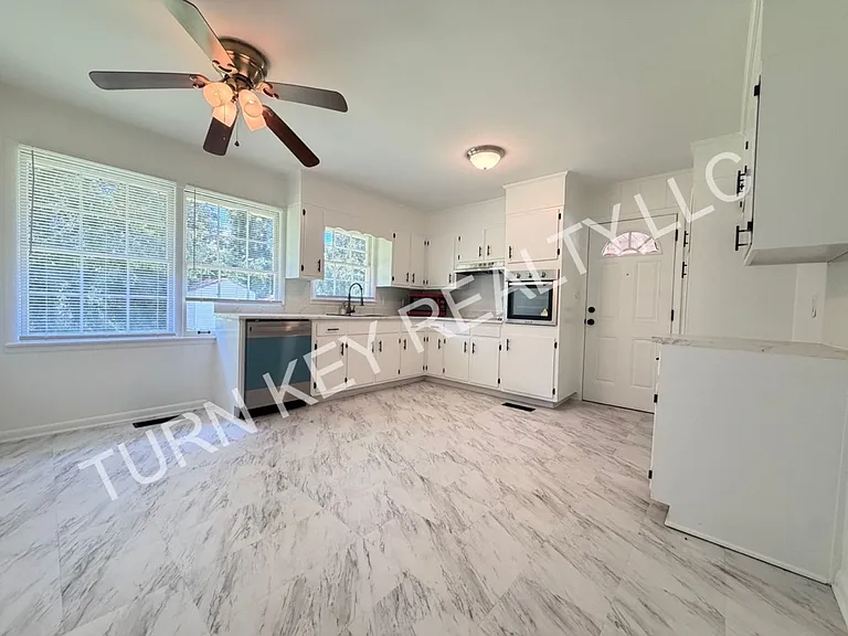 1708 Rogina St — Photo 5