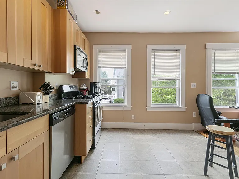 32 William St #2 — Photo 3