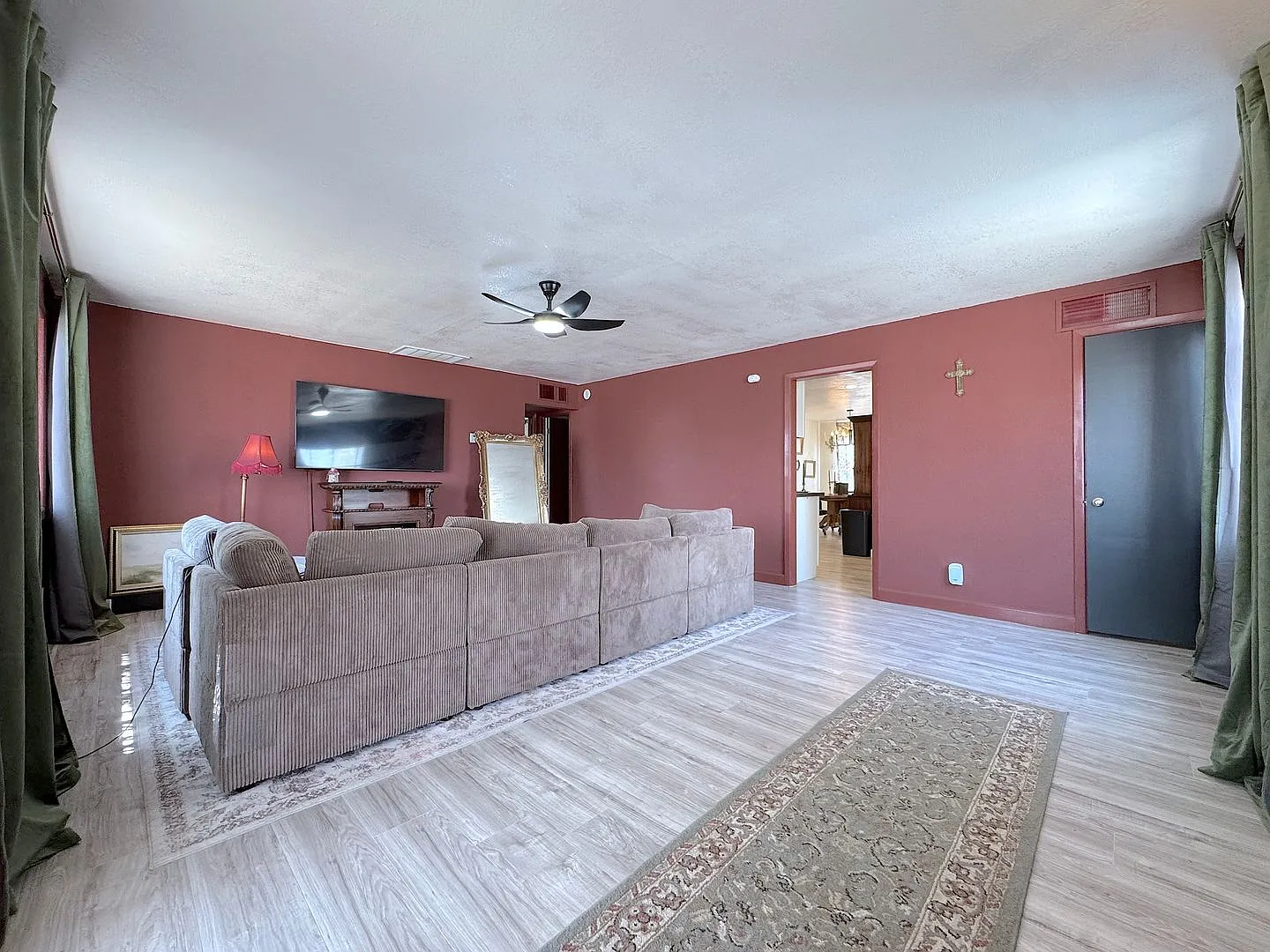 Spacious 3bed 2bath Refrig A/C Corner Home with Mountain Views! — Photo 3
