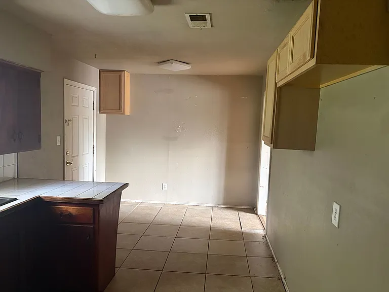 1005 S North St — Photo 13