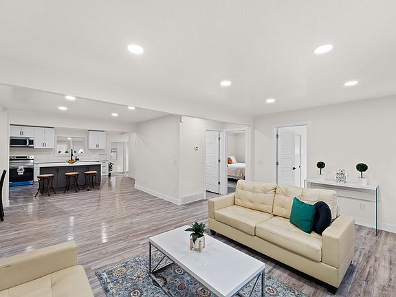 3rd image of 1091 E Mecham Ln