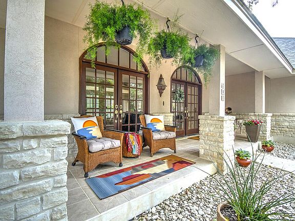 3rd image of 236 Rimrock Cir W