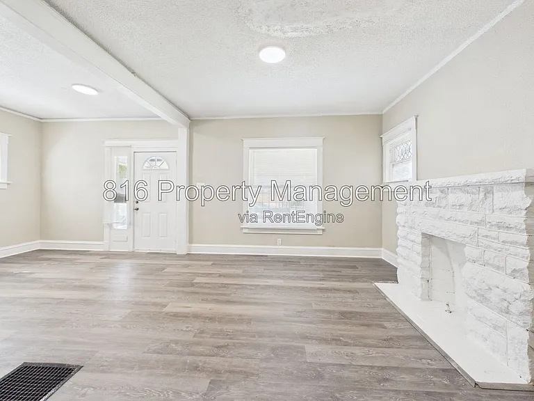 3205 E 31st St — Photo 5