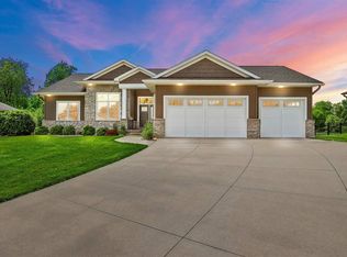 1077 Tamarack Trl, Iowa City, IA 52245