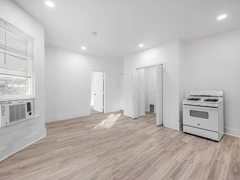 526 W Munson St — Photo 7