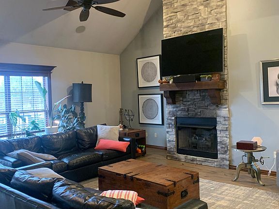 Living room - Valuted ceilings with wood beams