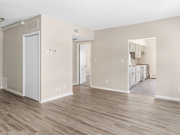 5th image of 2311 E North Ave #11328149